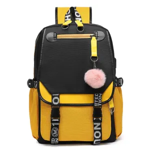 Detaillierte Vorderansicht eines gelb-schwarzen Schülerrucksacks mit einem rosa Bommelanhänger