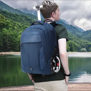 Grande zaino blu con ruote da 20 pollici indossato come borsa da viaggio sul lago