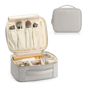 Detalle del neceser gris de PU con almacenamiento para pinceles y accesorios cosméticos