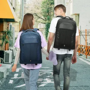 Uomo e donna che camminano per strada con zaini a rotelle da 20 pollici in nero e blu