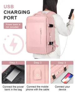 Instrucciones detalladas del puerto de carga USB en esta mochila de viaje rosa.
