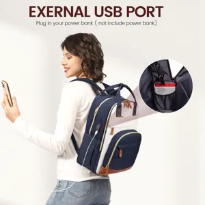Dettaglio dello zaino per laptop blu con porta USB esterna per la ricarica mobile