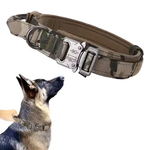 Collar táctico de nailon para perros con hebilla metálica y asa de control detallada