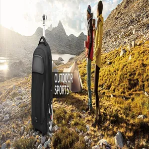 Dettaglio dello zaino trolley nero con manico telescopico in scenario di montagna.