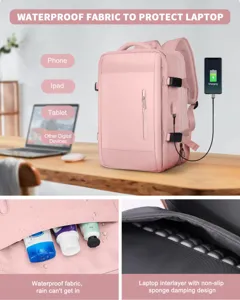 Detalle de mochila de viaje impermeable con compartimento acolchado para laptop.