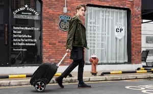 Zaino trolley professionale da 20 pollici mostrato in una scena di stile di vita all'aperto