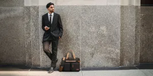 Hombre de negocios profesional con un maletín negro para portátil en la calle ciudad