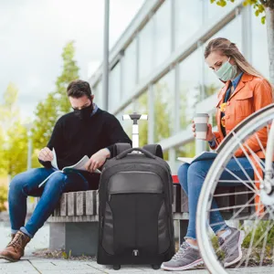 Zaino trolley business da 20 pollici mostrato in un contesto di viaggio all'aperto