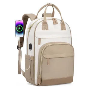Zaino per laptop da donna beige e bianco con dettaglio della porta di ricarica USB