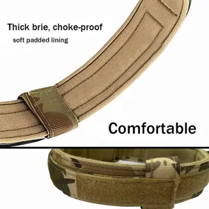Detalle del forro acolchado grueso de este collar táctico de nailon para perro