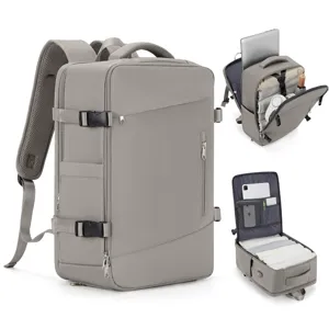 Vista detallada de mochila de viaje gris de gran capacidad con compartimentos internos.