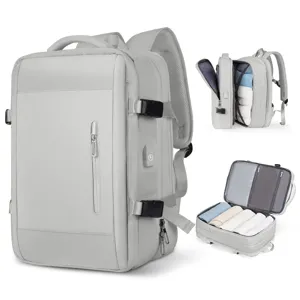 Vista detallada de la mochila de viaje gris con compartimentos para ropa y PC