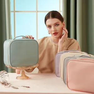 Bolsa de maquillaje de PU con grano cruzado en varios colores en un entorno de estilo de vida.