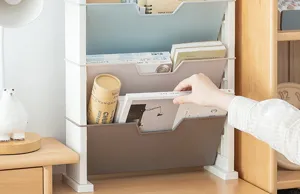 Vista dettagliata di una mano che ripone un libro in un supporto a più livelli.