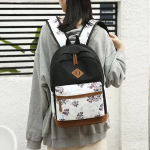 Vue détaillée du sac à dos décontracté à motif floral avec toile noire et patch en cuir marron.