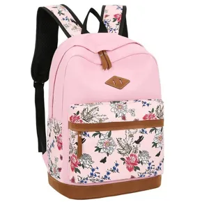 Vue rapprochée et détaillée du sac à dos rose à motifs floraux avec écusson en cuir.