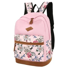 Détail de sac à dos en toile florale rose avec garniture en cuir marron et grand compartiment.