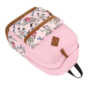 Détail de sac à dos en toile rose avec motif floral à rabat, bordure en cuir et écusson.