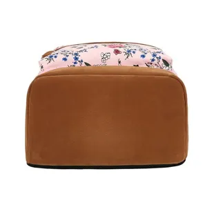 Gros plan montrant la structure du fond et du dos du sac à dos fleuri en toile.