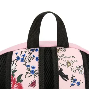 Détail supérieur de sac à dos floral avec poignée et bretelles en tissu rose gros plan