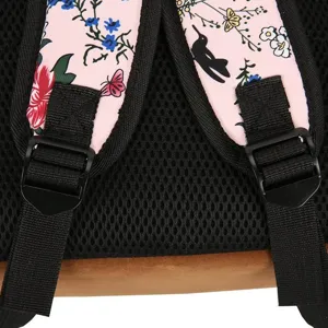 Vue détaillée des bretelles florales du sac à dos avec dos en maille respirante et boucles.