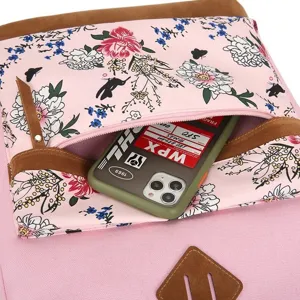 Vue détaillée de la poche zippée avant du sac à dos rose à fleurs, montrant une grande capacité.