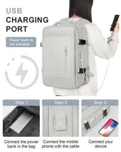 Vista detallada del puerto de carga USB para la mochila de viaje gris