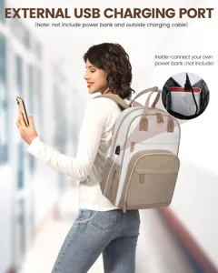 Dettaglio dello zaino per laptop da donna che mostra la porta di ricarica USB esterna.