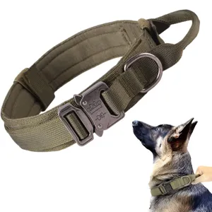 Primer plano de collar táctico para perro en nylon resistente con hebilla metálica y anilla.