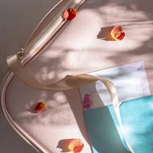 Primer plano del neceser de PU rosa Saffiano con detalles elegantes de luz y de textura