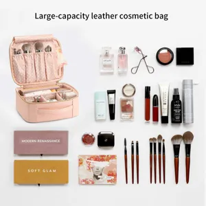 Vista detallada de la bolsa de cosméticos rosa abierta que muestra su gran capacidad