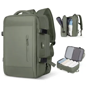 Mochila de viaje grande verde con compartimentos abiertos mostrando el espacio interior
