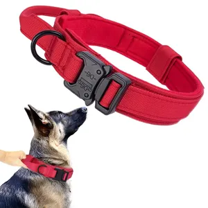 Vista detallada del collar táctico rojo de nailon para perros con hebilla de metal y asa.