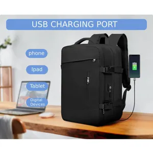 Vista detallada de mochila de viaje negra con puerto de carga USB integrado para dispositivos.