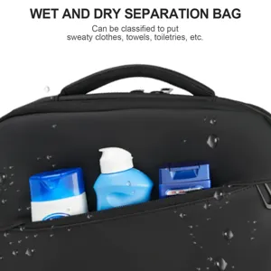 Detalle del compartimento de separación en húmedo y seco de una mochila de viaje negra.