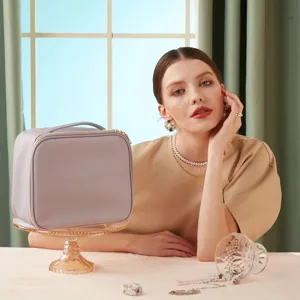 Elegante neceser de PU morado con grano cruzado y cremallera dorada en una escena de estilo de vida