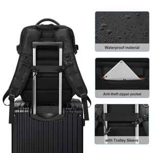 Detalle de mochila de viaje negra con funda para maleta y útil bolsillo antirrobo
