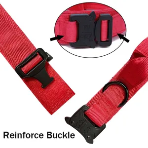 Detalle de la hebilla metálica reforzada en un collar táctico de nailon rojo para perros.