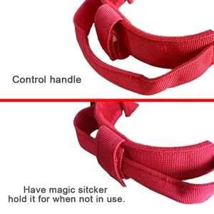 Detalle del asa del collar táctico rojo para perros con cierre de velcro ajustable