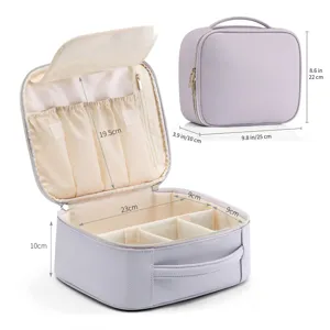 Detalle de dimensiones y compartimentos internos del neceser de maquillaje de PU violeta.