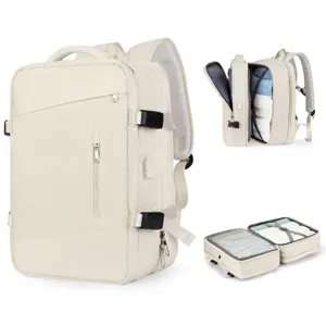 Vista detallada de la mochila de viaje beige con espacio de almacenamiento interno