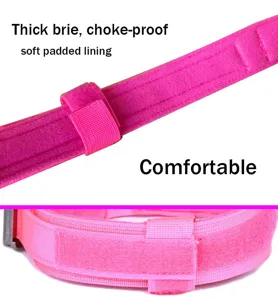 Detalle del collar táctico rosa para perros con forro acolchado y cierre de velcro