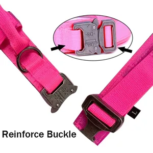 Detalle de collar táctico rosa para perro con hebilla metálica reforzada pesada.