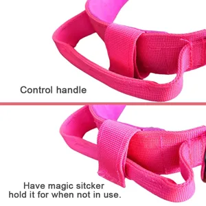 Detalle del asa y cierre de velcro del collar táctico rosa para perros