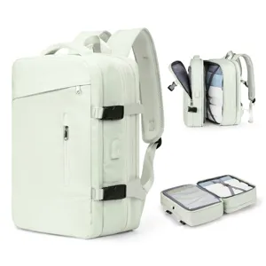 Vista detallada de la mochila de viaje extensible con grandes compartimentos internos