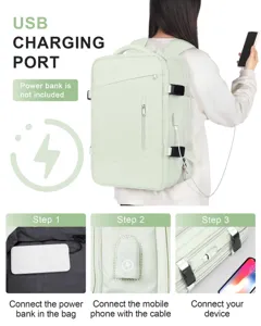 Demostración detallada del puerto de carga USB en una mochila de viaje verde claro.