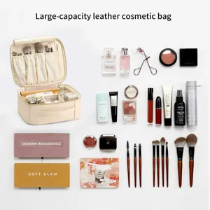 Neceser de cuero PU de gran capacidad con varios artículos de maquillaje organizados