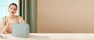 Modelo profesional presentando un neceser de PU verde menta con asa superior