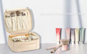 Detalle interior del neceser multifuncional de cuero PU crema con ranuras para pinceles