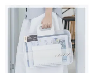 Handbediende weergave van een transparante A4 plastic documentendoos met witte handgreep